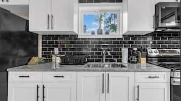 Geladeira, micro-ondas, fogão, cooktop