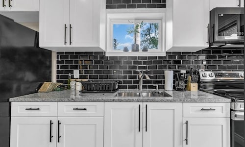 Luxury 2BR home with high ceilings with  BBQ/ patio in beautiful South Windsor.