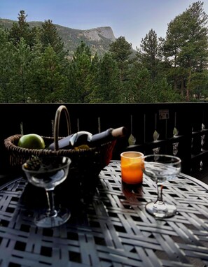 Outdoor dining - Comfy Condo in Amazing Location <1 mile RMNP & Close to Downtown Estes Park (Estes Park)