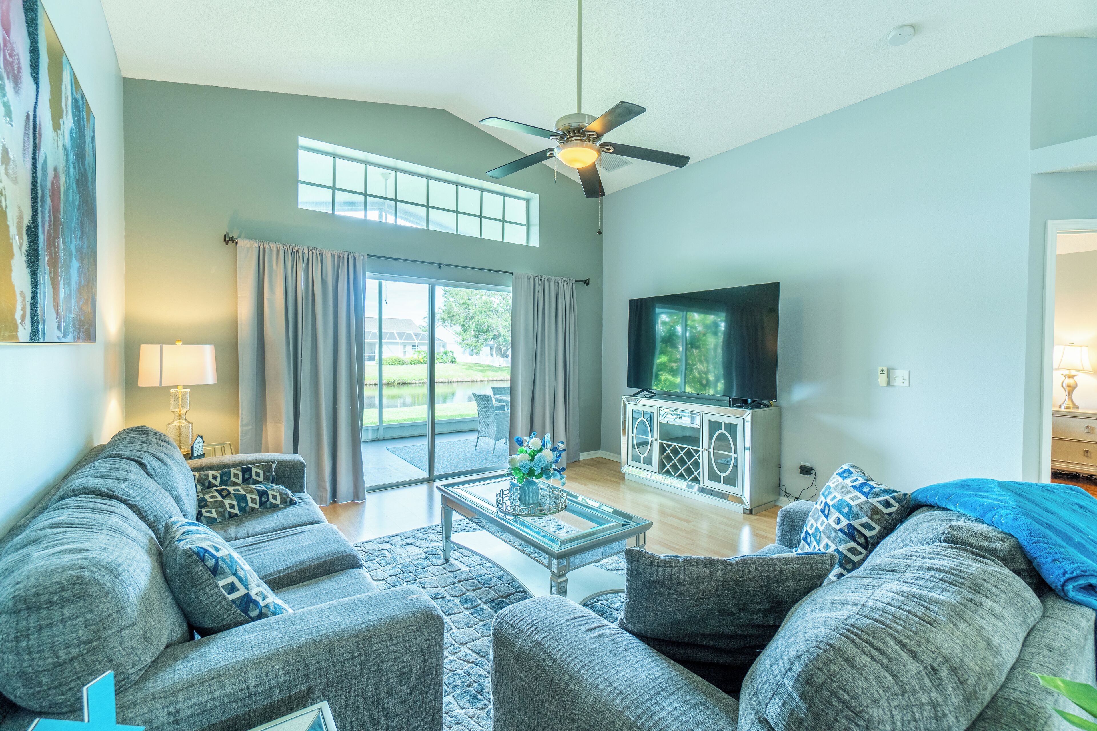 Smart-tv, boeken en een stereo