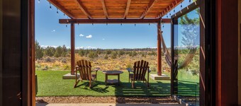 River Canyon Eco-Barn - On 50 Acres Near Smith Rock