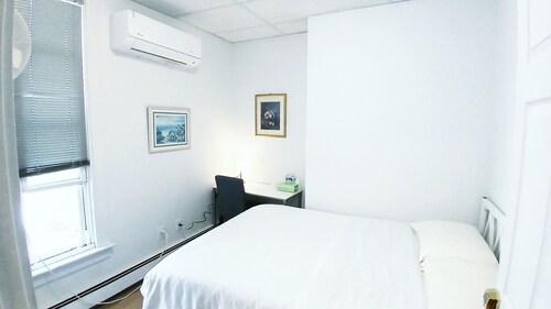 Two Private Rooms with one Exclusive Bath, half mile to Rt. 95, Self check-in