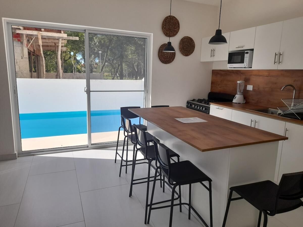 Frigorífico, microondas, horno y placa de cocina