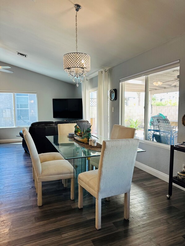 Dining - Spacious 3-bedroom house in charming Chandler with Pool (Chandler)