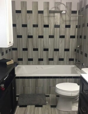 Jetted bath, hair dryer, towels, soap - Town and Country Living, 3 bedroom 2 full bath home with all the amenities. (Monroe)