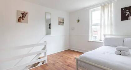 Cheerful Maisonette in the heart of Orrell Park