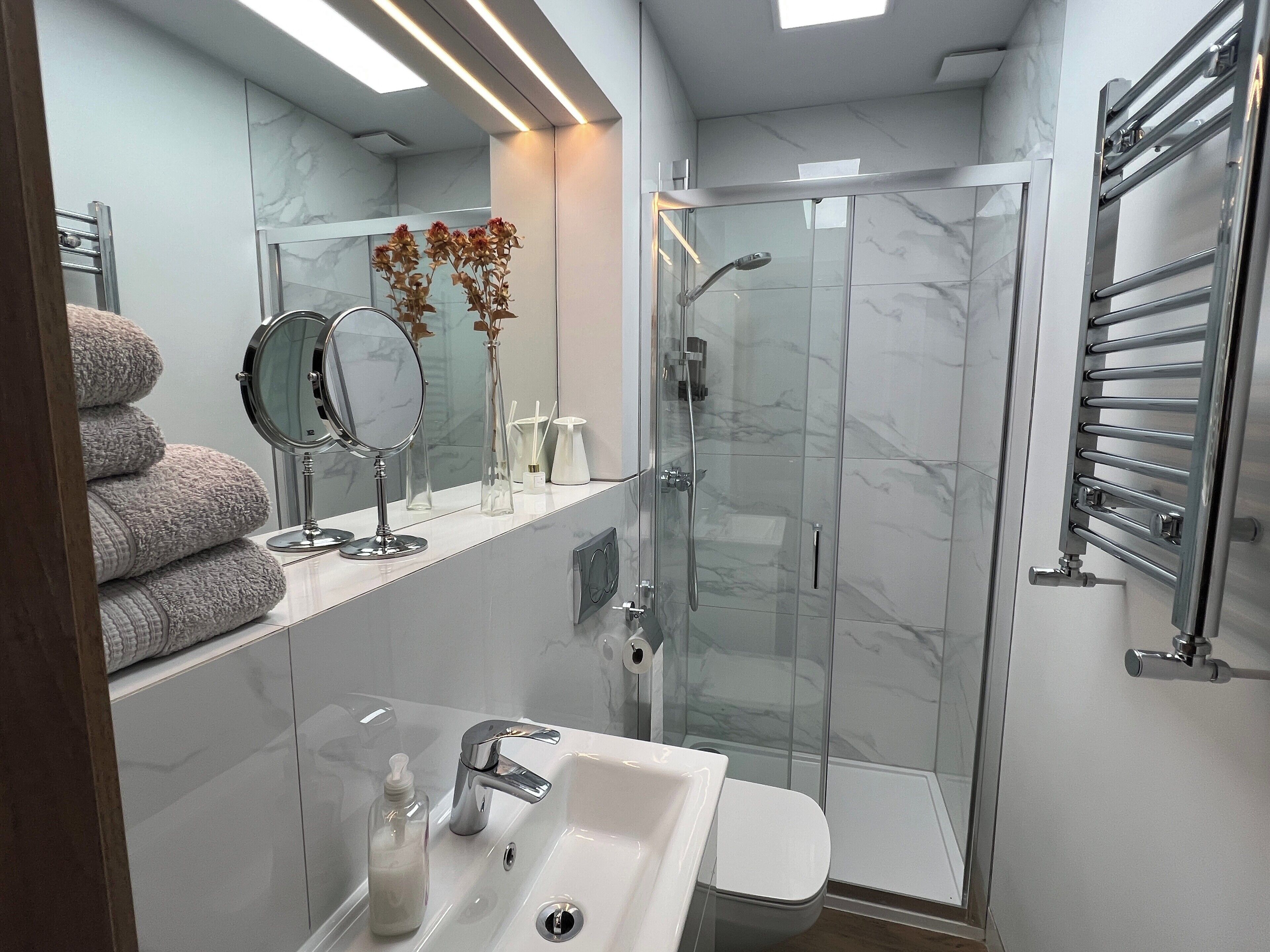 Shower, hair dryer, towels