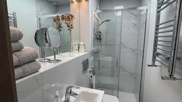 Een douche, een haardroger, handdoeken