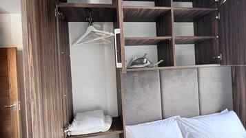 Een strijkplank/strijkijzer, wifi, beddengoed