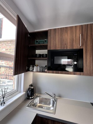 Fridge, microwave, stovetop, dishwasher - London Studio Retreat - Colney Hatch Lane (London)