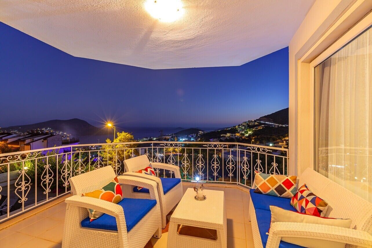 Middle balcony, with seating area.