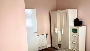 1 slaapkamer, een strijkplank/strijkijzer, wifi, beddengoed