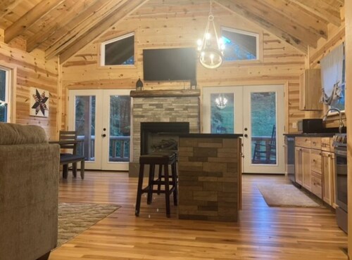 Luxury 3-bed hemlock log cabin Cave Run Lake area, with WiFi, gameroom, hot tub