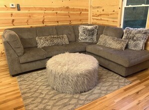 Smart TV, fireplace, table football - Luxury 3-bed hemlock log cabin Cave Run Lake area, with WiFi, gameroom, hot tub (West Liberty)
