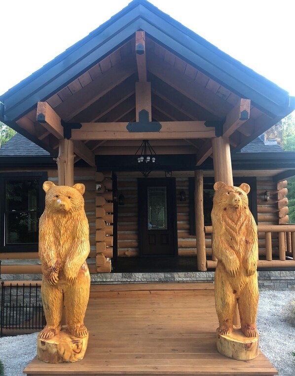 Exterior detail - Luxury 3-bed hemlock log cabin Cave Run Lake area, with WiFi, gameroom, hot tub (West Liberty)