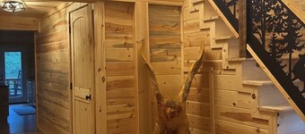 Luxury 3-bed hemlock log cabin Cave Run Lake area, with WiFi, gameroom, hot tub