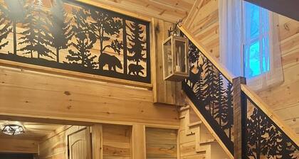 Luxury 3-bed hemlock log cabin Cave Run Lake area, with WiFi, gameroom, hot tub