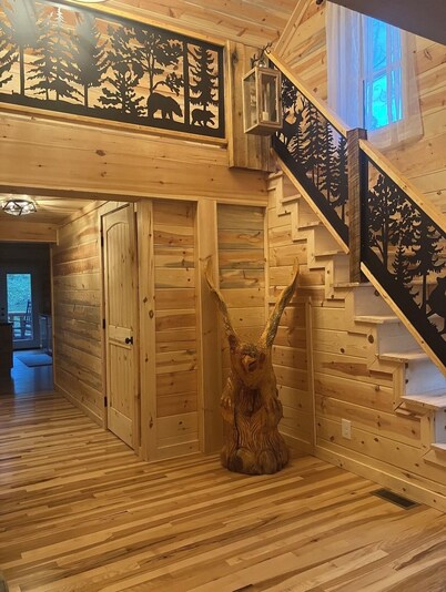 Luxury 3-bed hemlock log cabin Cave Run Lake area, with WiFi, gameroom, hot tub