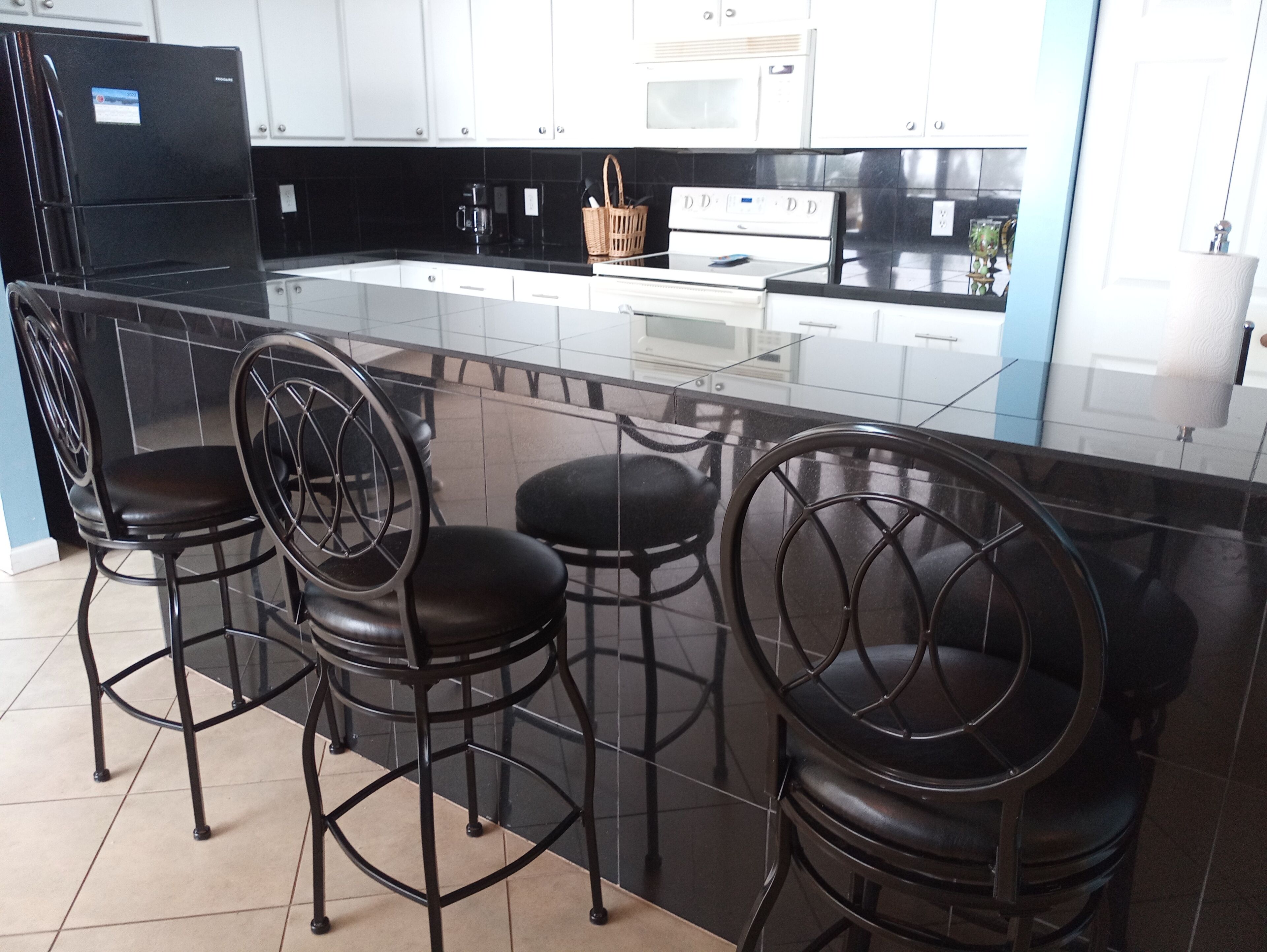 Geladeira, micro-ondas, fogão, cooktop