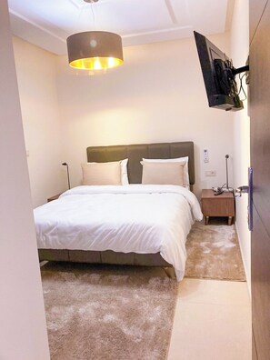 Luksushuoneisto, näköala puutarhaan | 2 makuuhuonetta, egyptinpuuvillaiset lakanat, ylelliset vuodevaatteet