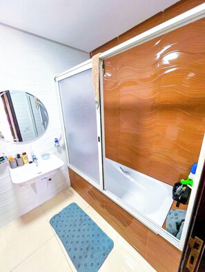 Departamento de lujo, vista al jardín | Baño | Regadera con hidromasaje, bidet, toallas