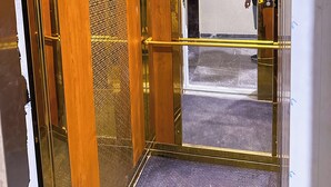 An elevator with a mirrored wall and a geometric light fixture. - Luxoria home - 2 min to corniche (Tangier)