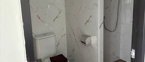 Bloc d'apartaments superior, vistes a la platja | Dutxa