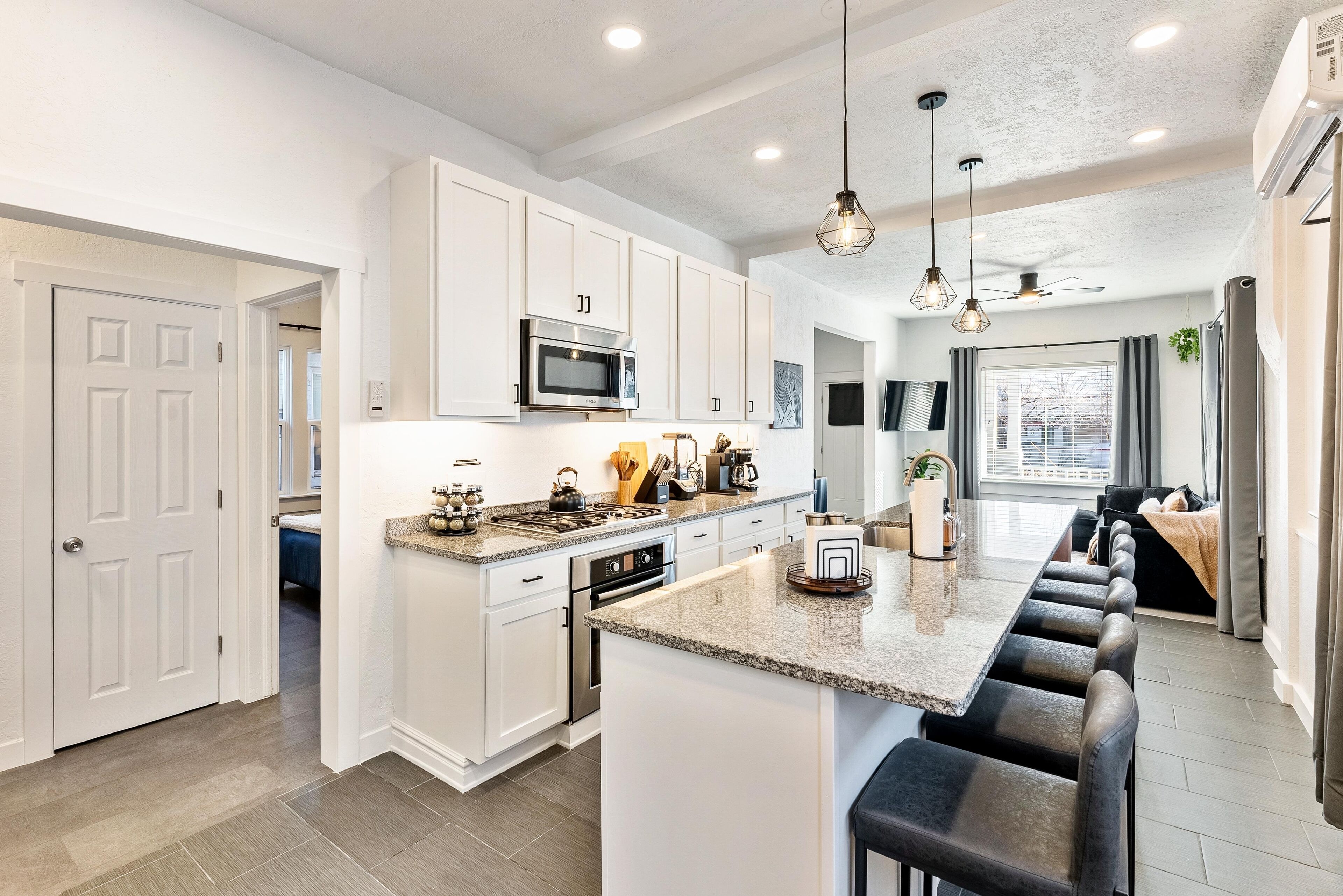 Réfrigérateur, four à micro-ondes, un four, surface de cuisson