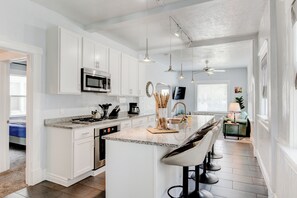 Dishwasher, toaster, high chair - Salt Lake City \Main Level \ 5 Beds \ Free Parking (Salt Lake City)