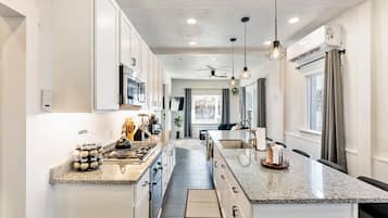 Réfrigérateur, four à micro-ondes, un four, surface de cuisson