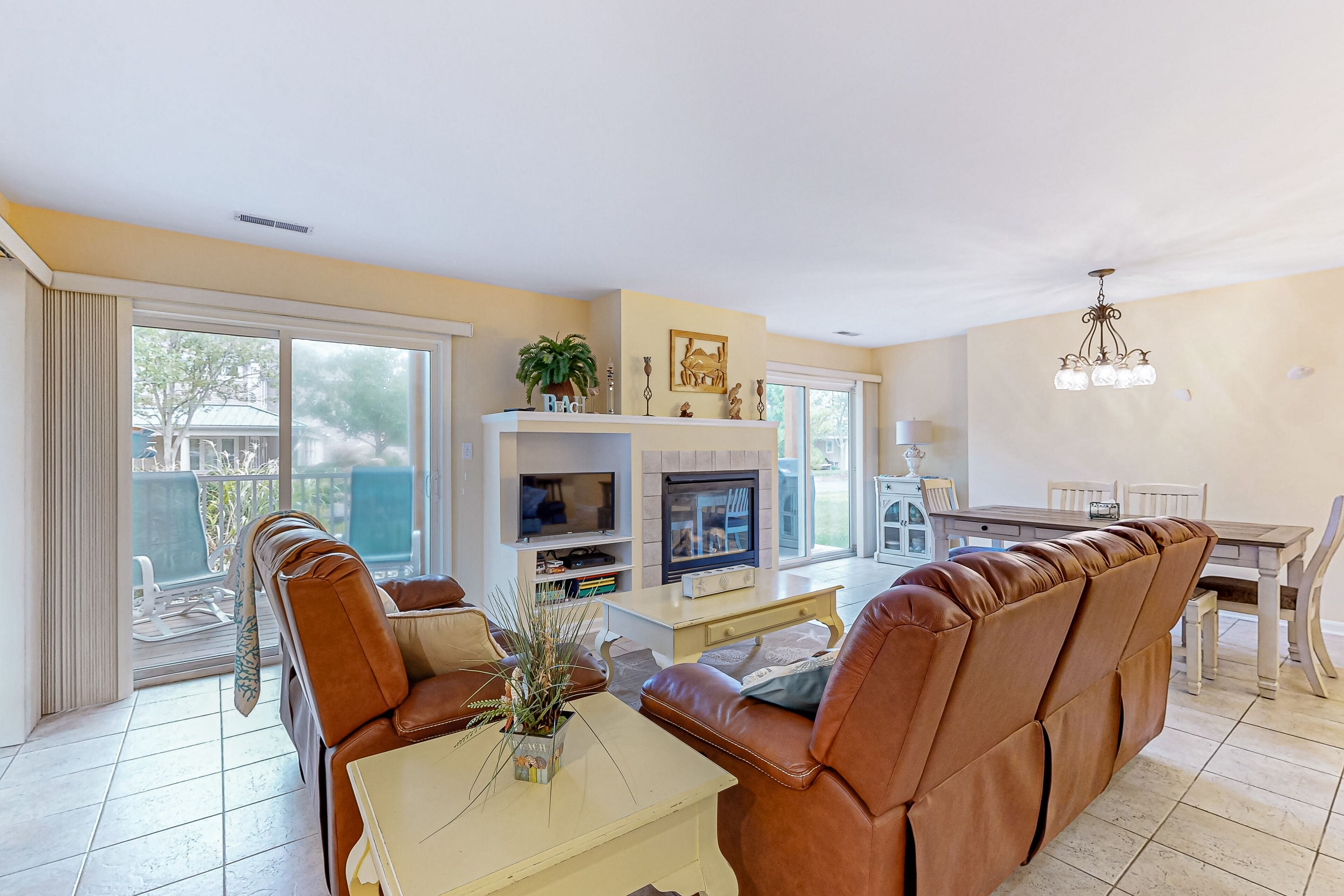 Fernseher, Kamin, DVD-Player