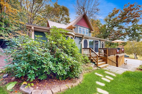 Charming centrally located cottage, screened in porch and walk to lake