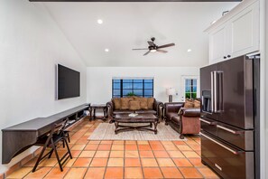 TV - Escape to This Charming Single-Level Home in Scottsdale, AZ (Scottsdale)