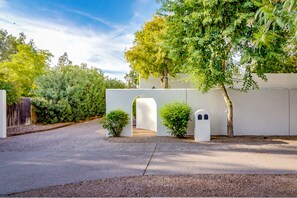 Property grounds - Escape to This Charming Single-Level Home in Scottsdale, AZ (Scottsdale)