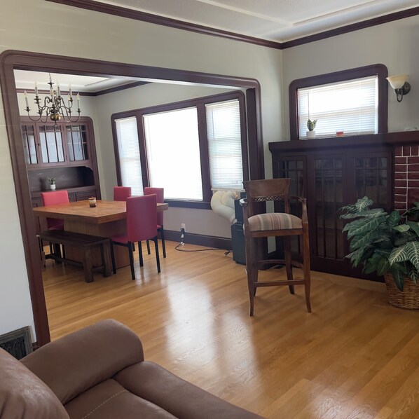 Interior - Charming 2-bedroom house in fabulous Oakland with WiFi, fitness room. (Oakland)