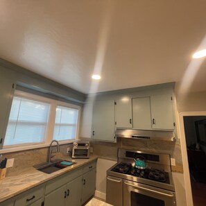 Microwave, stovetop, dishwasher - Charming 2-bedroom house in fabulous Oakland with WiFi, fitness room. (Oakland)