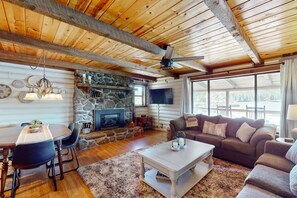 Télévision, cheminée