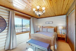 2 bedrooms, iron/ironing board, internet, bed sheets - Modern lakefront cabin with bbq, gas fireplace, amazing views (Munds Park)