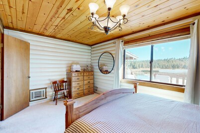 Modern lakefront cabin with bbq, gas fireplace, amazing views