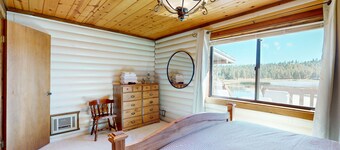 Modern lakefront cabin with bbq, gas fireplace, amazing views