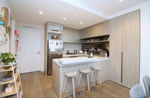 Refrigerador, microondas, horno, placa de cocina
