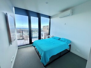 3 habitaciones, tabla de planchar con plancha, wifi y ropa de cama