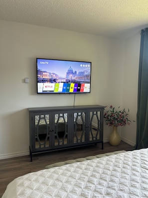 4 bedrooms, desk, iron/ironing board, travel cot - Spacious Dual-Unit Home w King Suite, Sleeps 16 Close to Spruce Meadows (Calgary)