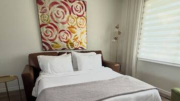 4 chambres, bureau, fer et planche à repasser, lit de bébé portatif