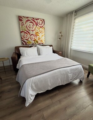 4 soverom, skrivebord, strykejern/-brett og reiseseng for barn