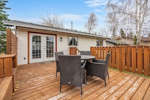 Outdoor dining - Spacious Dual-Unit Home w King Suite, Sleeps 16 Close to Spruce Meadows (Calgary)