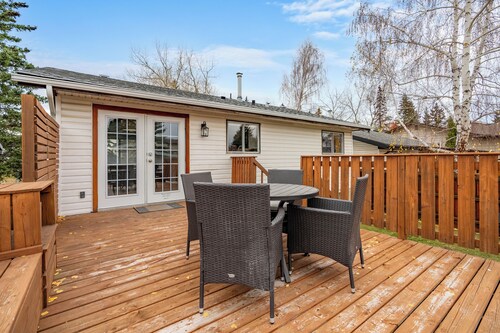 Spacious Dual-Unit Home w King Suite, Sleeps 16 Close to Spruce Meadows