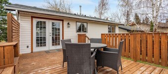 Spacious Dual-Unit Home w King Suite, Sleeps 16 Close to Spruce Meadows