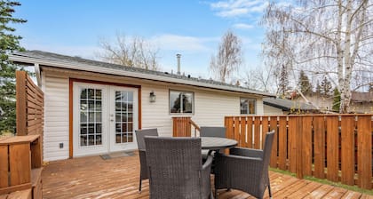 Spacious Dual-Unit Home w King Suite, Sleeps 16 Close to Spruce Meadows