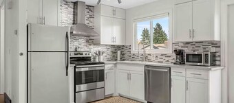 Spacious Dual-Unit Home w King Suite, Sleeps 16 Close to Spruce Meadows